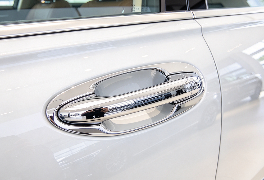 Chrome vehicle door handle